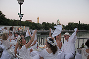 zum Auftakt immer wieder mal mit den Servietten wedeln: Diner en Blanc auf dem Wehrsteg - Praterinsel am 19.07.2016   (©Foto: Marikka-Laila Maisel)
